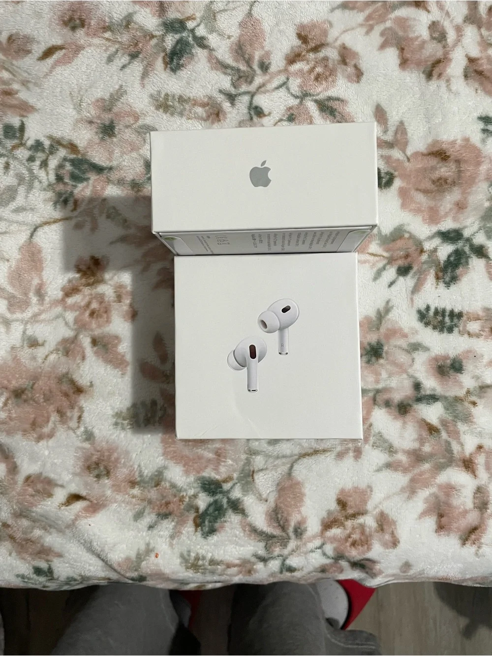 Wireless In‑Ear Earbuds in White - True Wireless Stereo